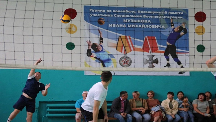 Birleşik Rusya’nın desteğiyle Altay Cumhuriyeti’nde Kuzey Askeri Bölgesi’nde hayatını kaybeden doktor anısına voleybol turnuvası düzenlendi.